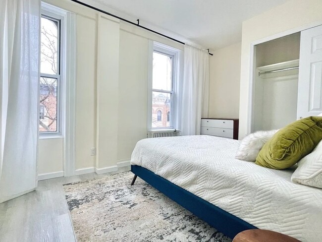 Building Photo - Furnished room/NOT APARTMENT