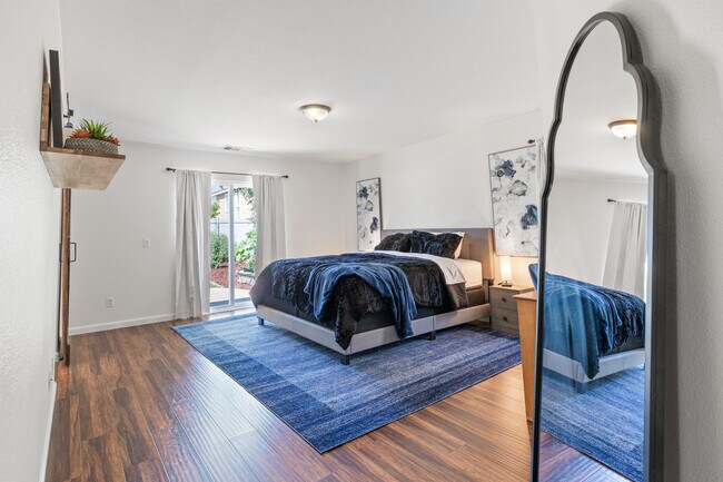 King bed in master suite - 903 Valerie Ln