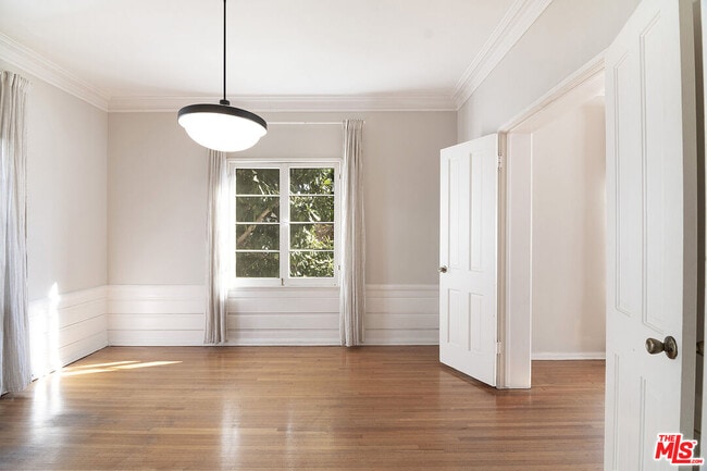 Building Photo - 1215 S Alfred St