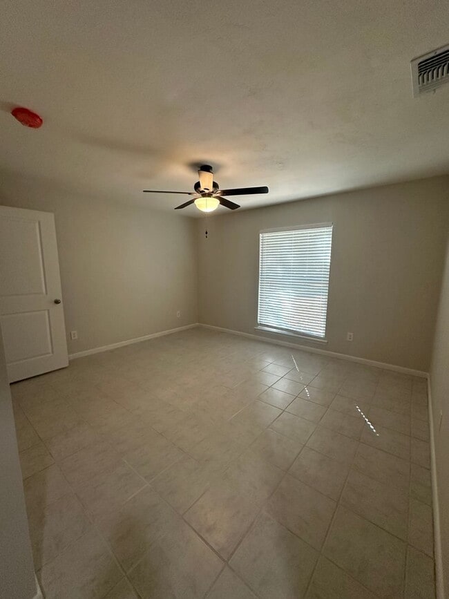 Building Photo - Newly remodeled 4/2 in the Eastgate Commun...