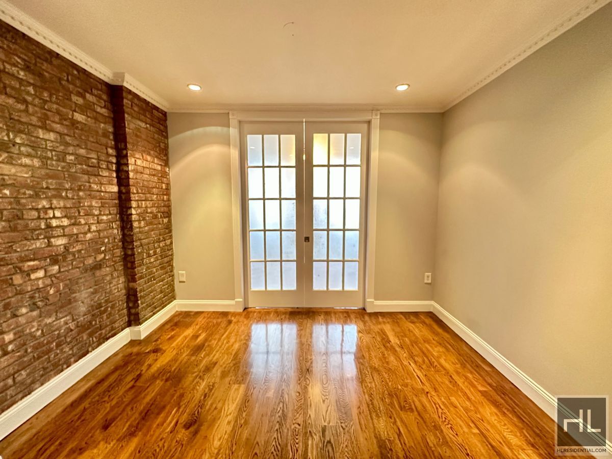 Building Photo - Tenth Avenue