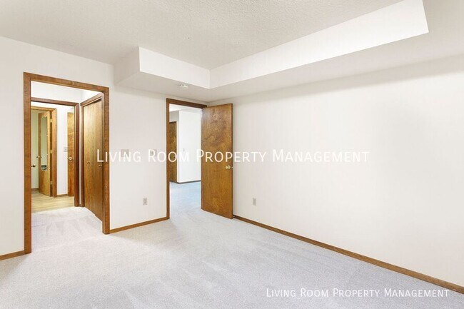 Building Photo - 7566 SW Cresmoor Dr