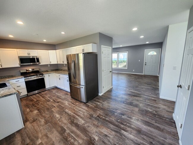 Building Photo - Remodeled 3-4 bedroom 2 bath house