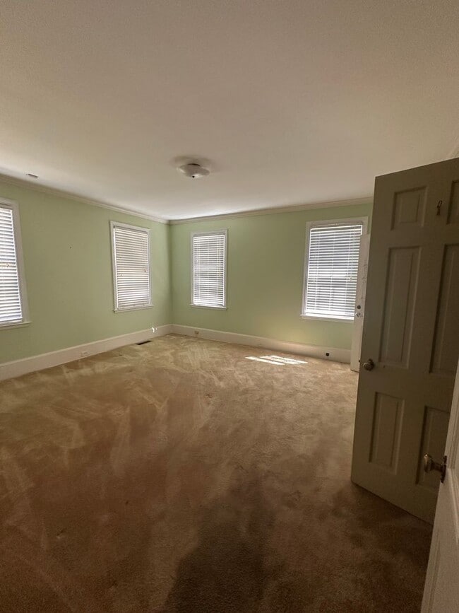 Building Photo - 3 Bed 2 Bath Brick Home with Fenced in Backyard and Additional Living Space