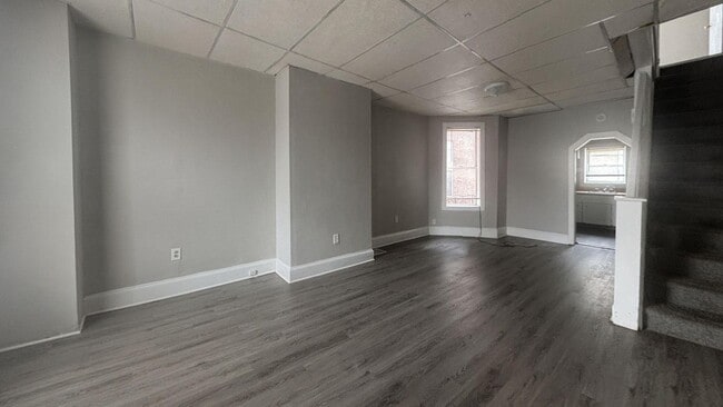 Building Photo - Renovated Three Bedroom w/ New Flooring throughout in Southwest