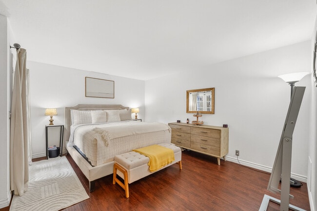 Building Photo - 906 Kings Rd