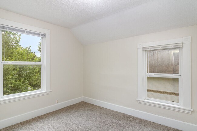 Building Photo - Charming 3 Bedroom | 1 Bathroom