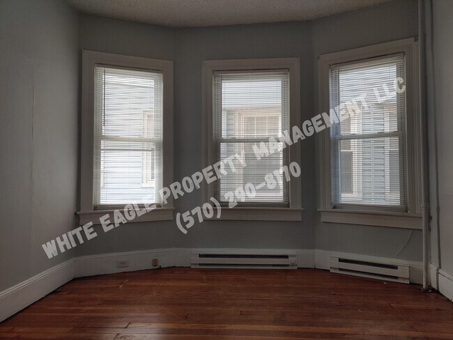 Building Photo - 915 W Elm St