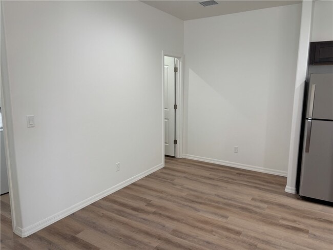 Building Photo - 2553 Sycamore Ave