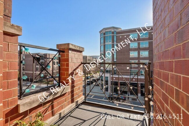 Building Photo - 1136 W Fullerton Ave