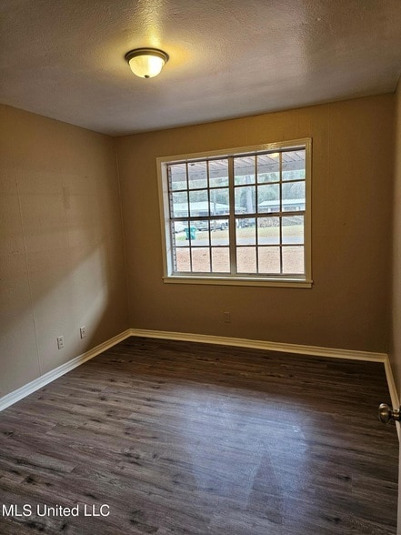 Building Photo - 3008 Willow Dr