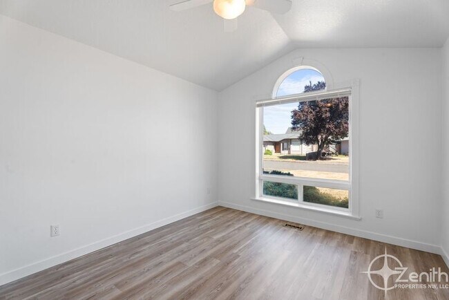 Building Photo - 16007 NE 37th St
