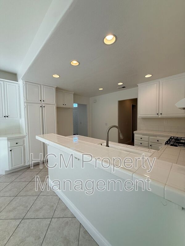 Building Photo - 827 S Shanada Ct