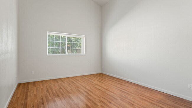 Building Photo - Woodcreek Cutie! 2bedroom 2bathroom