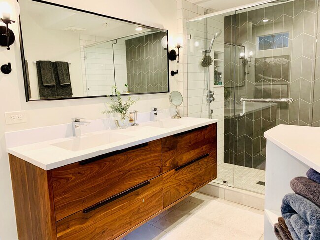 Building Photo - Live in the Heart of Little Italy! GORGEOUS 2BD/2BA Condo w/ Loft!