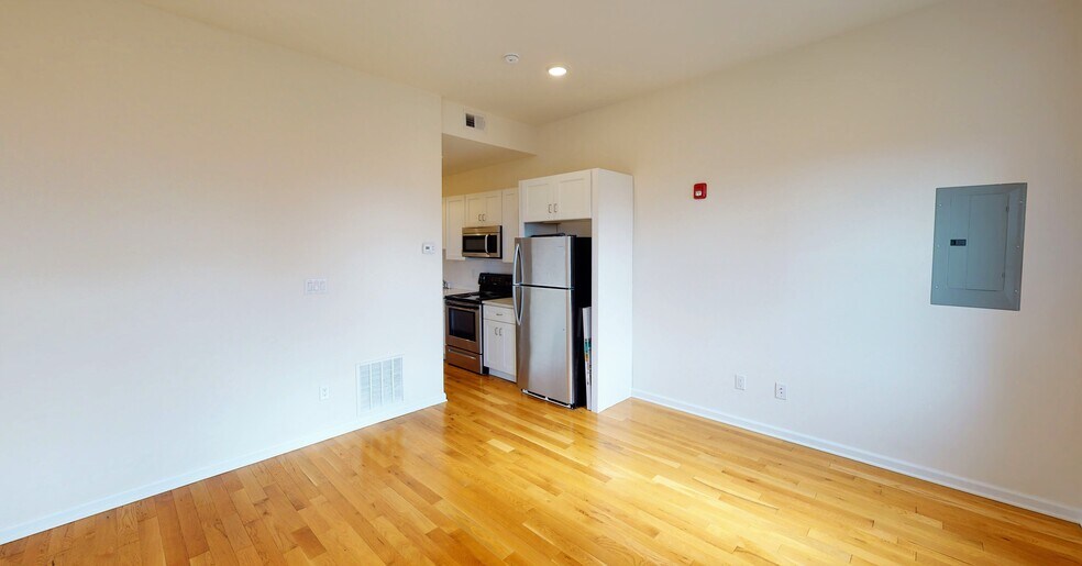 LIVING ROOM - 303 N 41st St