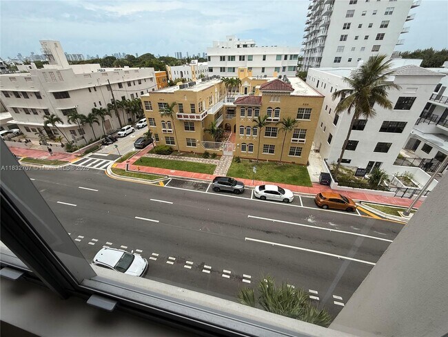 Building Photo - 2899 Collins Ave