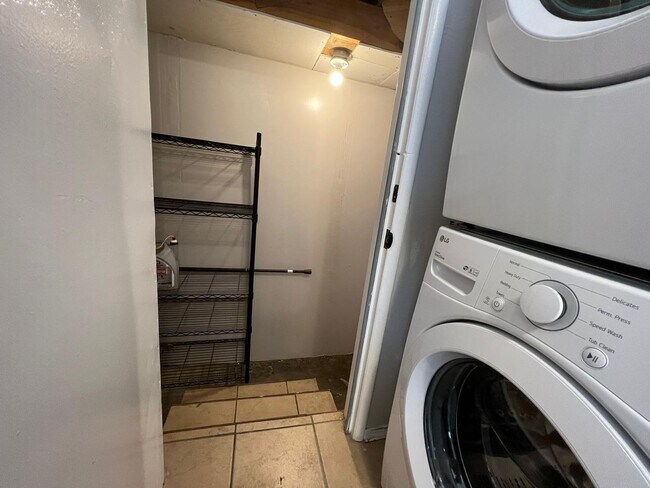Building Photo - Single level condo