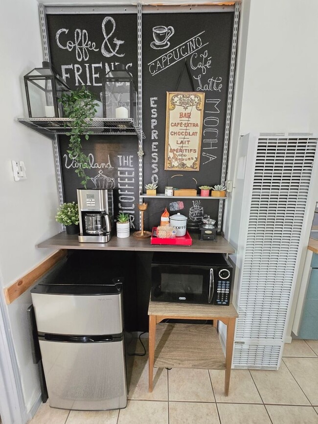 Building Photo - 5710 Vineland Ave