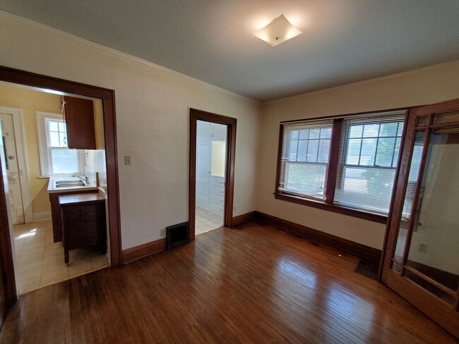 Building Photo - 524 W Seerley Blvd