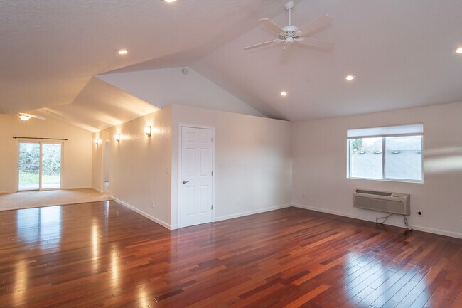 Building Photo - 233 Palmdale Ave