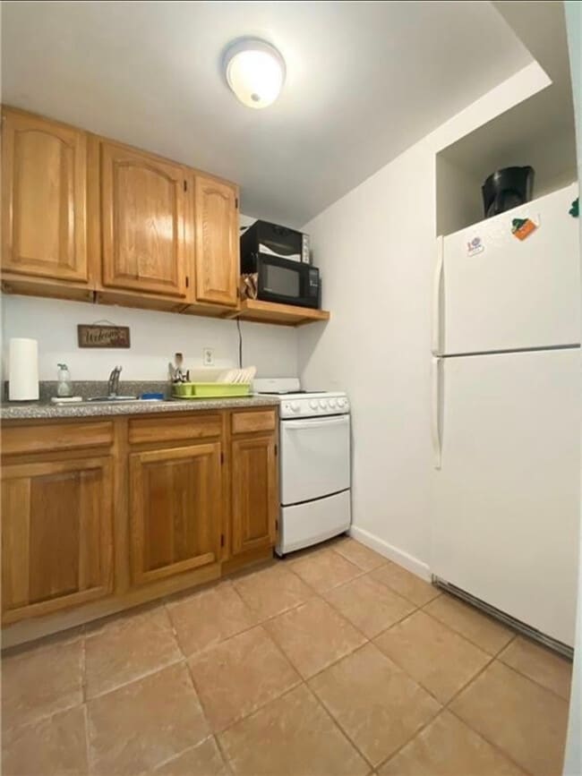 Building Photo - 555 Vineland Ave