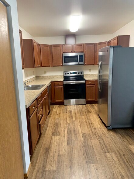 Kitchen with high-end Samsung appliances - 1603 W Mead Ave