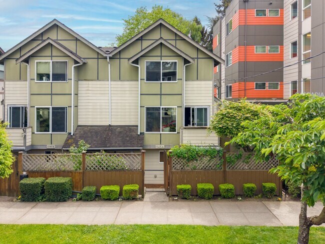 Building Photo - Greenwood Area Townhome!