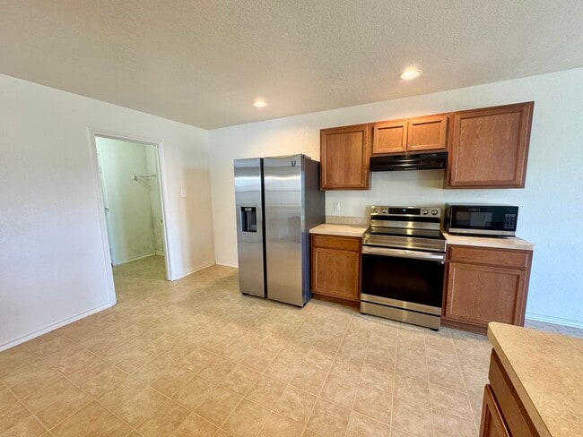 Building Photo - *COMING SOON* MOVE IN SPECIAL Beautifully Designed Two-Story Home with Loft and Garden Tub!