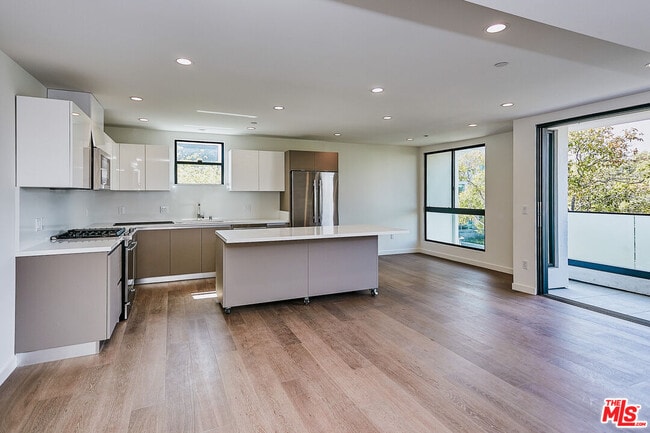 Building Photo - 328 N Maple Dr