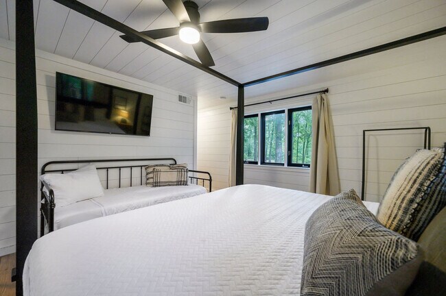 Building Photo - 47 White Pne Rd