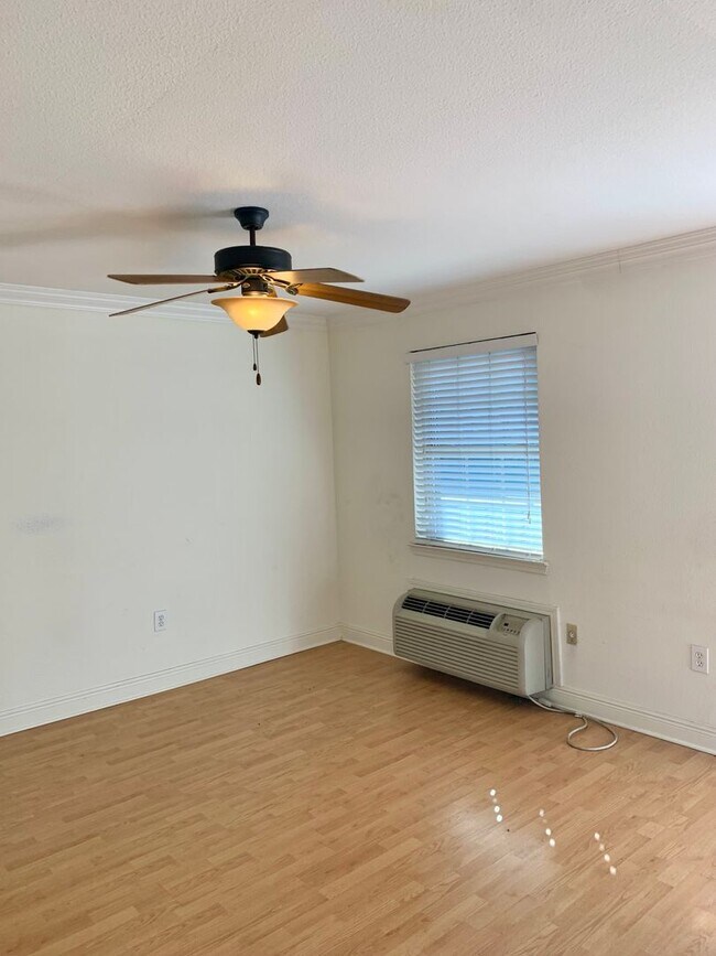 Building Photo - Move in ready for fall semester... free rent!