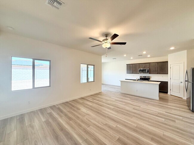 Building Photo - 634 W Red Hawk Ct