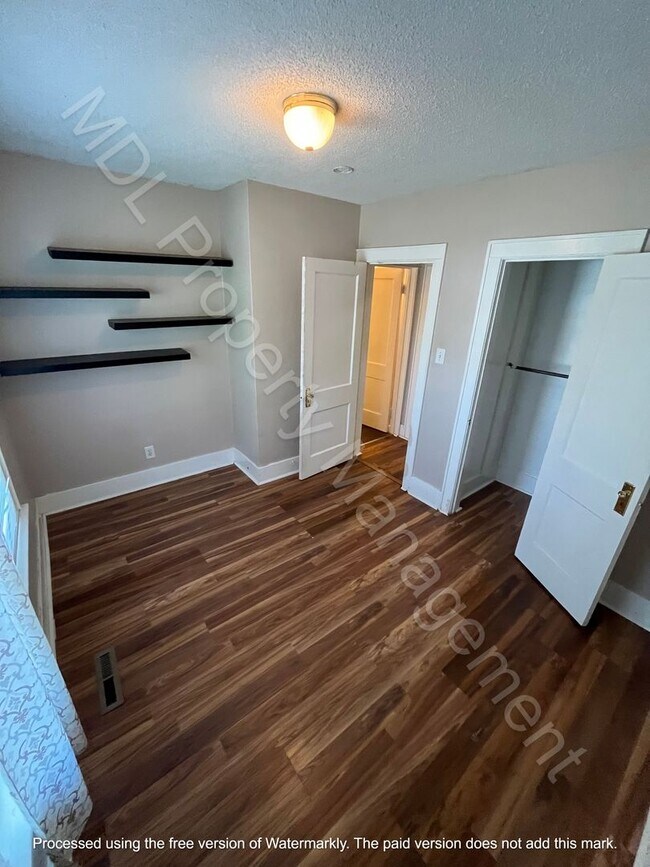 Building Photo - 2 Bedroom Home with 2 Car Garage & Fenced ...