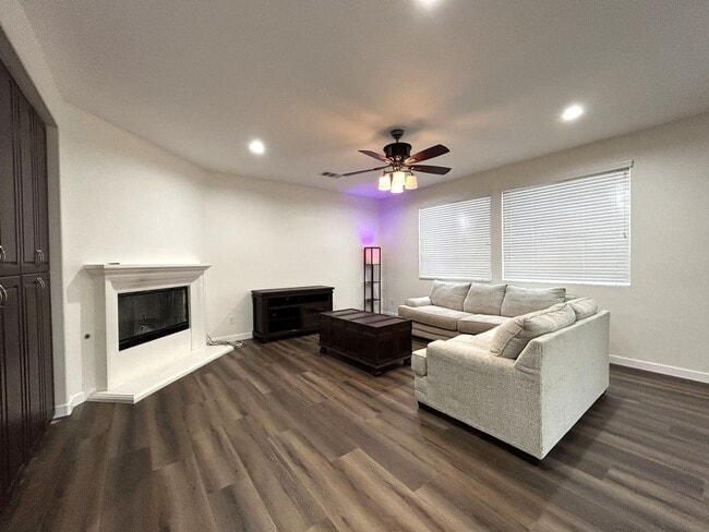 Building Photo - AVAILABLE NOW!! Fully Furnished 5 Bedroom 2.5 Bathroom Two Story Home in Beaumont!!