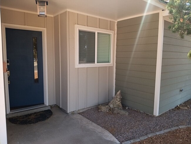 Building Photo - Stunning 4 bedroom, 2 bathroom home! Showi...