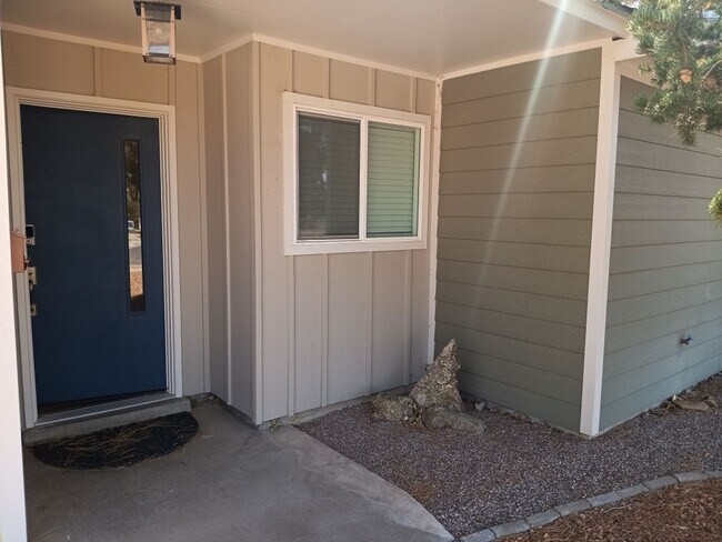 Building Photo - Stunning 4 bedroom, 2 bathroom home! Showings available NOW!