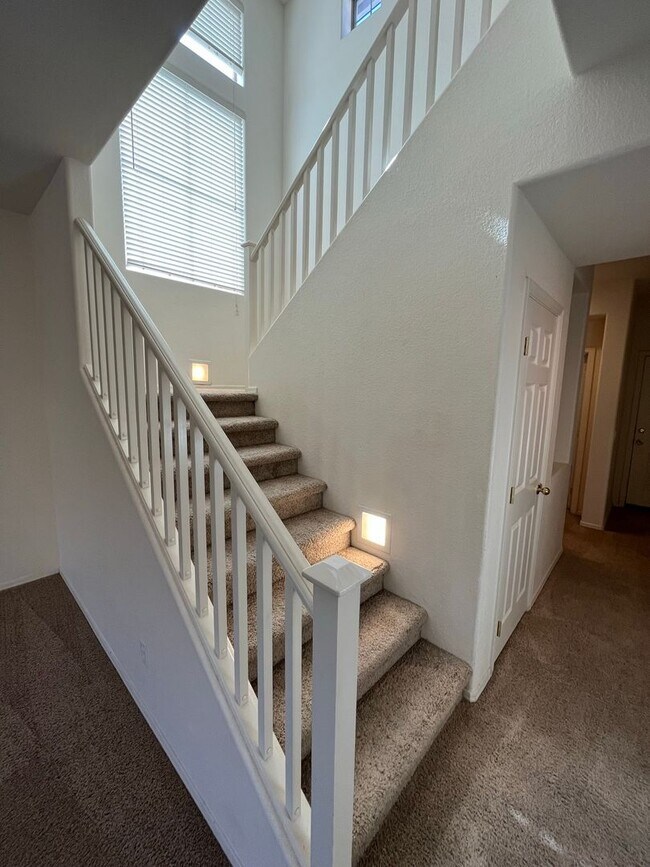 Building Photo - 4 Bedroom Home in Lantana Village Near E Ocotillo Rd. and S McQueen Rd!