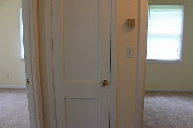 Building Photo - Updated 3 Bed and 1 Bath