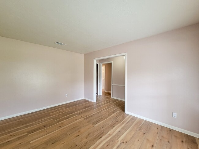 Building Photo - 2114 Yorktown Ct N