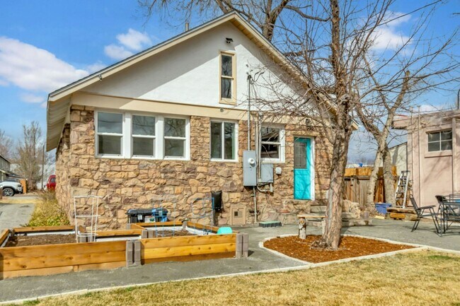 Building Photo - 2738 Pine St