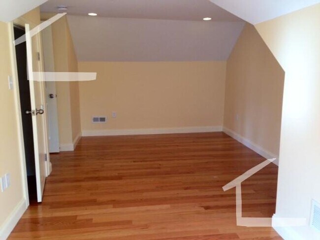 Building Photo - nice 4 bed in Newton