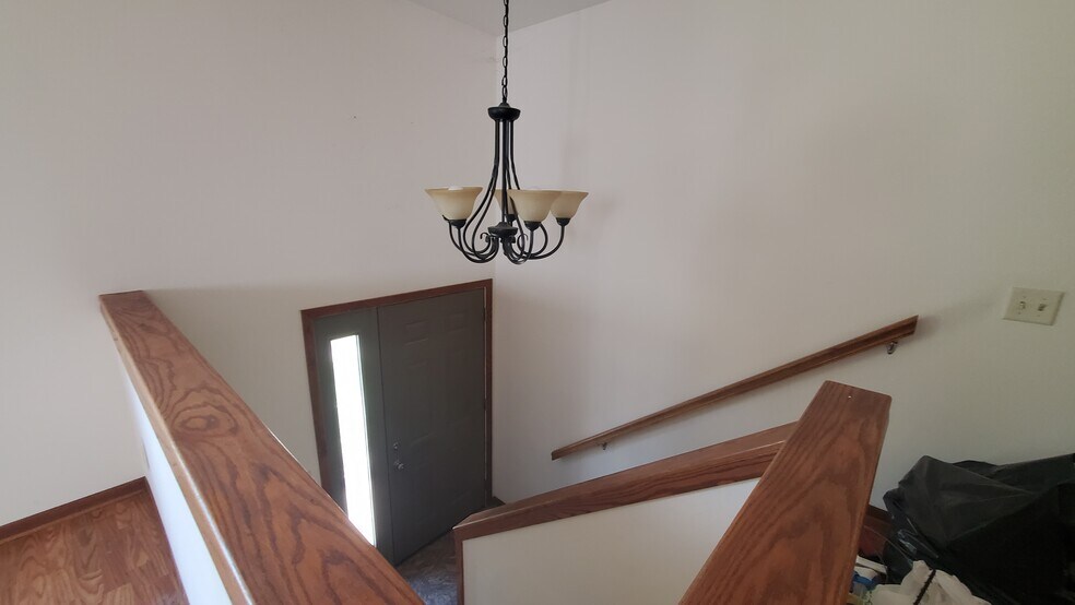 entry area - 719 Crawford Dr