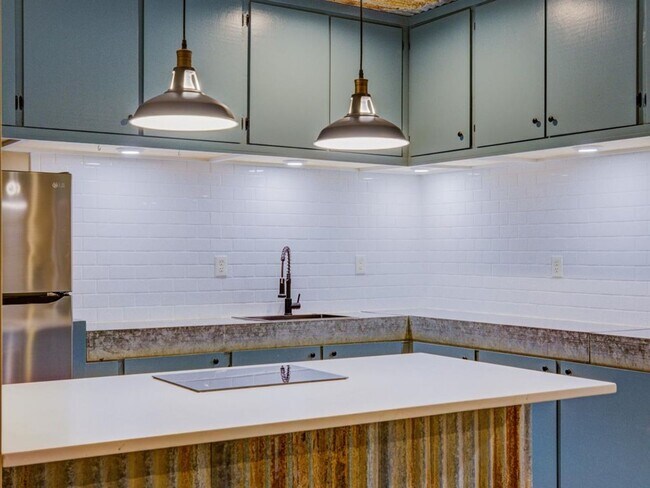 Building Photo - Studio. PROMO $400.OFF FULL MONTHS RENT! . Utilities included!!!