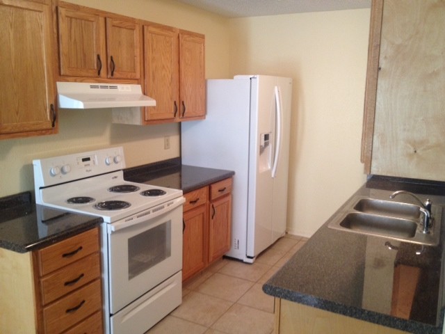 Building Photo - 2408 Skyline Dr