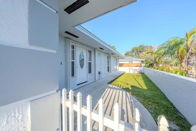 Building Photo - 651 SE Degan Dr