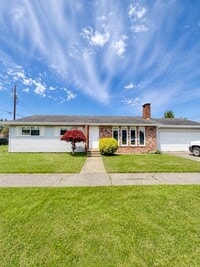 Building Photo - Large 3 Bed 1.5 Bath with large Garage Located in Cosmopolis