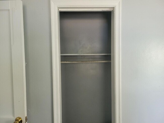 Building Photo - Cute 2 Bedroom