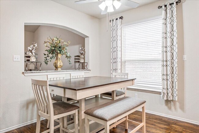 Building Photo - 4/2.5 in Midway ISD