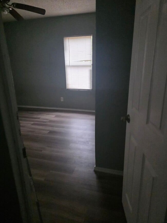 Building Photo - 711 Hillside Dr